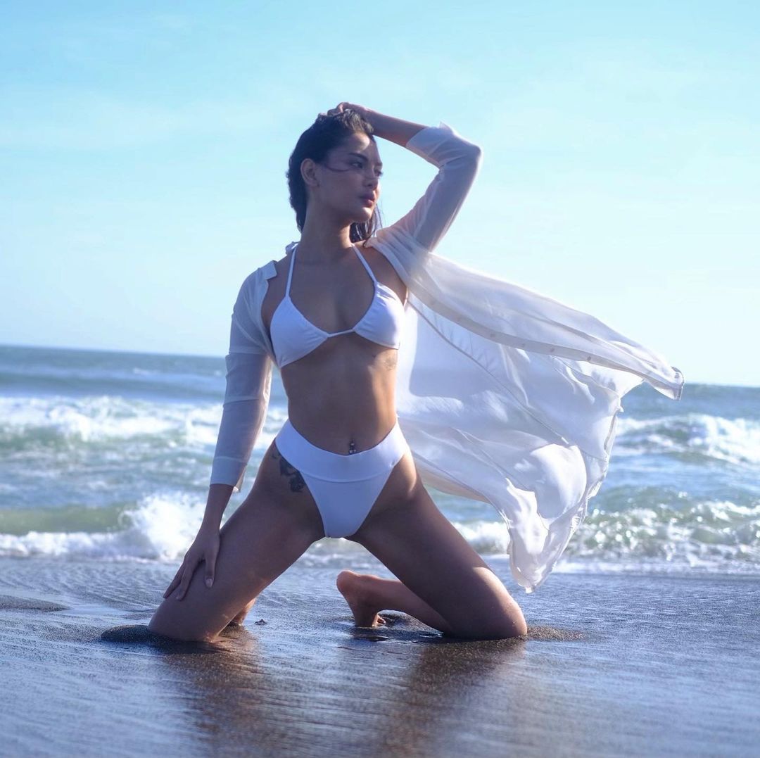 Intip Cantiknya Erika Carlina, Selebgram yang Suka Main di Pantai dan Pulau